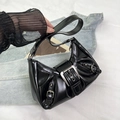 Schwarze glänzende Y2K-Achseltasche mit Silberschnalle und modischen Falten-Details - Schwarz