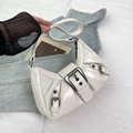 Weiße Schultertasche mit Falten und Vintage Metallschnalle im amerikanischen Retro-Stil - Gebrochenes Weiß
