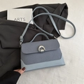Sac à bandoulière bleu-gris minimaliste texturé avec boucle argentée et sangle - Bleu