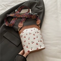 Borsa a secchiello vintage con stampa ciliegia, finiture in pelle e tracolla colorata - Marrone