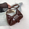 Dunkelbraune glänzende Lackleder-Hobo-Tasche im Y2K-Stil mit großer silberner Schnalle - Braun