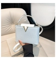 Dettaglio della borsa a tracolla bianca con logo V dorato su sfondo stile minimalista - Bianco