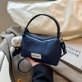 Modieuze donkerblauwe denim handtas met zwarte leren handvatten en een berenbedel - Denim Zwart (Met Berenhanger)