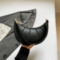 Bolso de hombro media luna negro minimalista con detalles plisados y herrajes dorados - Negro