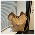 Sac fourre-tout minimaliste en daim terreux avec fines bretelles et détail de breloque - Kaki