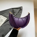 Bolso de hombro croissant morado oscuro con cuero sintético plisado y detalle de cremallera - Morado