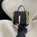 Borsa a mano nera con trama a rami, catena dorata e chiusura in metallo raffinata - Nero
