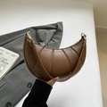 Bolso croissant marrón con pliegues verticales y detalles de metal dorado - Marrón