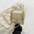 Borsa a tracolla bianco crema con trama a spine 3D e catena dorata da donna - Bianco