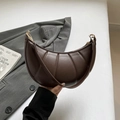 Bolso de hombro croissant plisado marrón oscuro con cremallera dorada y correa fina - Marrón
