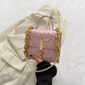 Borsa rosa minimalista con trama in rilievo corallo e cinturini a catena dorata - Rosa