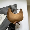 Bolso medialuna de ante marrón con herrajes plateados y correa ajustable - Marrón