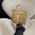 Borsa dorata minimalista con texture a venature di foglia e catene metalliche spesse - Oro