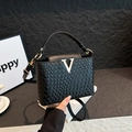 Klassische schwarze Handtasche mit Webstruktur, goldenem V-Logo und Schultergurt - Schwarzer Gewebte Textur Stil / Schwarz