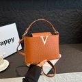 Klassische karamellbraune gewebte Handtasche mit goldener V-Schnalle und Riemen - Braun