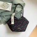 Sac fourre-tout en nylon noir à imprimé cerise avec poignées en cuir et bordure en V - Cerise Noire