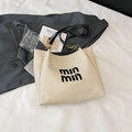 Borsa tote a righe beige e marrone con manici in pelle nera e catene metalliche oro - Beige con Nero