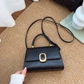Elegante schwarze Baguette-Tasche mit Krokoprägung, goldener Schnalle und Schultergurt - Schwarz