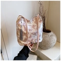 Detalle del bolso tote de lona con bordados de mariposas púrpuras y colgante de borla - Rosa