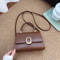 Dunkelbraune Baguette-Tasche in Krokodil-Optik mit eleganter goldener ovaler Schnalle - Braun