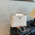 Borsa a secchiello bianca in pelle intrecciata con logo V in metallo e tracolla inclusa - Bianco