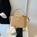 Elegante beige Handtasche in Flechtoptik mit silbernem V-Logo und Schultergurt - Khaki