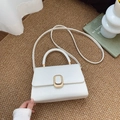 Weiße Baguette-Tasche in Kroko-Optik mit goldener Metallschnalle und Schultergurt - Weiß