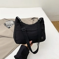 Sac bandoulière tendance en nylon noir avec sangle réglable et détail de logo en métal - Noir