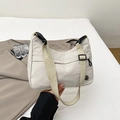 Sac bandoulière beige imperméable en nylon avec coutures à plis et boucle noire - Blanc