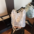 Elegante borsa tote ricamata bianca con farfalle blu e tracolle avorio per un look raffinato - Il prezzo include il ciondolo / Bianco