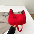 Sac bandoulière imperméable rouge vif avec sangle réglable et boucle de fermeture - Rouge