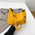 Sac bandoulière étanche en nylon jaune vif avec bandoulière réglable et tissu texturé - Jaune