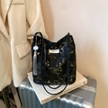 Bolso tote de cuero negro con estampados de mariposas doradas y borla gris en maleta - Negro