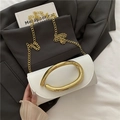Sac boîte rectangulaire blanc élégant avec grand anneau doré et bandoulière chaîne - Blanc