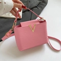 Sac seau tissé rose avec boucle en V dorée et bandoulière réglable pratique - Rose Clair