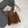 Bruine suède crossbody emmertas met lange franjes en zilveren verstelbare gesp - Bruin