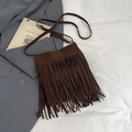 Donkerbruine suède emmertas met bohemian franjes voor schouder- of crossbodygebruik - Koffie