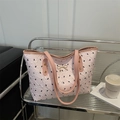 Bolso tote rosa plisado con motivos de lazos negros y colgante dorado en soporte - Rosa
