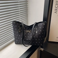 Elegante bolso tote plisado negro con patrón de lazos blancos y detalle dorado - Negro