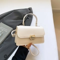 Elegante bolso de mano en cuero encerado blanco crema con cierre dorado y asa superior - Blanco