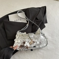 Borsa a spalla con paillettes argento e chiusura metallica su un blazer nero - Argento
