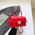 Elegante bolso bandolera cuadrado de cuero encerado rojo con hebilla metálica dorada - Rojo