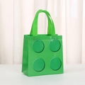 Detailansicht der grasgrünen Vliestasche mit kreativem 3D-Bausteinmuster als Geschenk - 20*20*9 / Grün