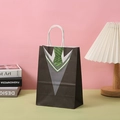 Sacchetto regalo festa del papà con design a vestito e cravatta verde su sfondo rosa - Stile Uniforme Preppy (233-2)