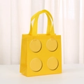 Gelbe Geschenktasche aus Vliesstoff mit 3D-Bausteinmuster und stabilen Tragegriffen - 20*20*9 / Gelb