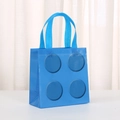Blaue wasserfeste Geschenktasche aus Vliesstoff mit 3D-Blockdesign und Bandgriffen - 20*20*9 / Blau