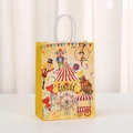 Dettaglio della borsa regalo colorata a tema circo con tenda rossa e bianca e manico a corda - Panorama del Circo Giallo (464-2)