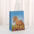 Dettaglio del sacchetto regalo in carta kraft con stampa di cavallo e manici bianchi - Cielo Blu Chiaro Cavallo in Corsa (463-8) / 21x15x8