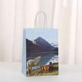 Dettaglio della borsa regalo con motivo a cavalli, montagne innevate e manici bianchi - Montagna innevata Lago Due Cavalli (463-6) / 21x15x8