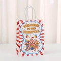Dettaglio della borsa regalo Carnevale con strisce rosse bianche e motivi circo - Benvenuto al Carnevale Radiale Rosso Bianco (464-3)